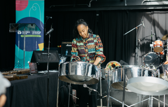 Une femme joue du steelpan.