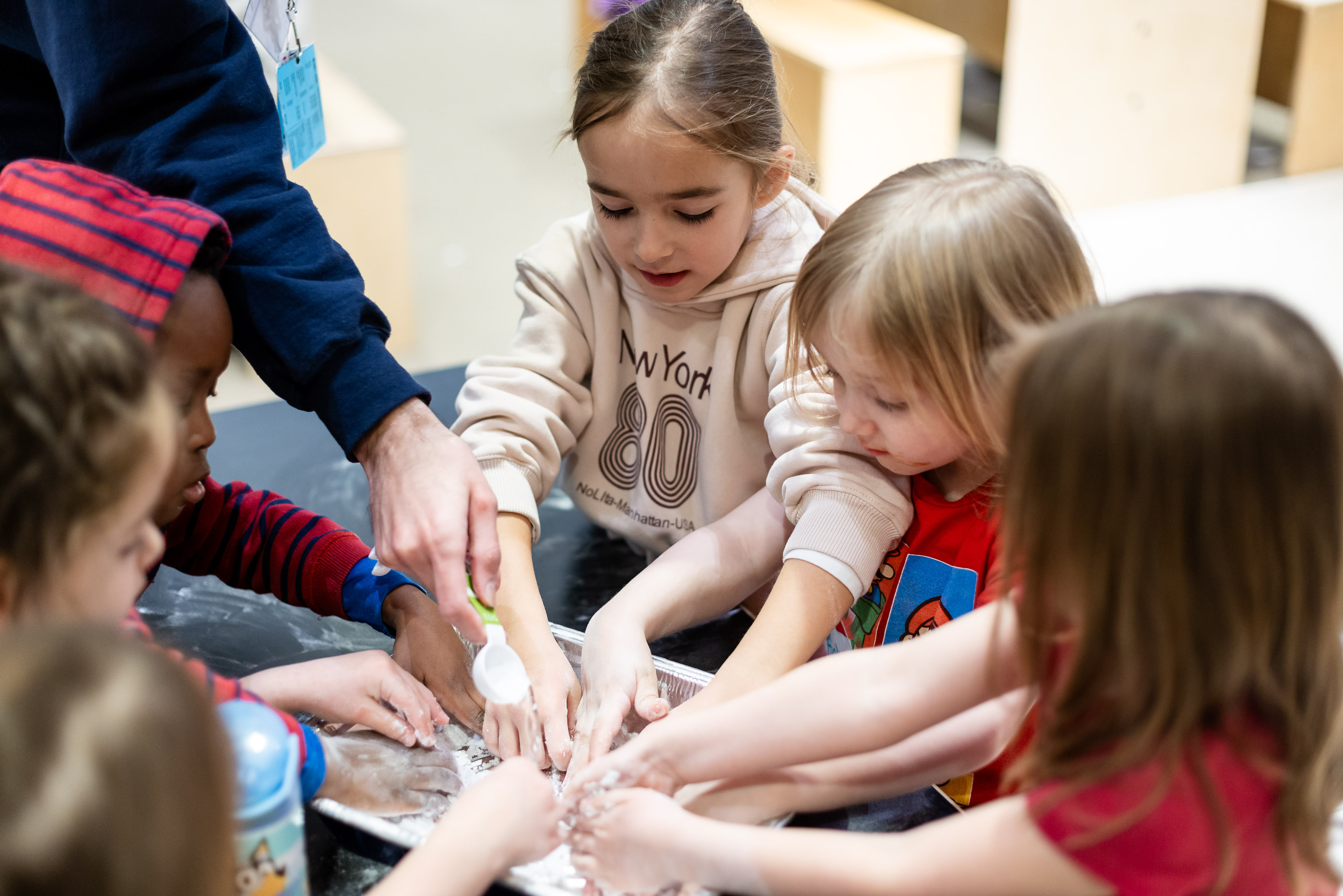 Un groupe de jeunes enfants participent à une expérience tactile guidée.