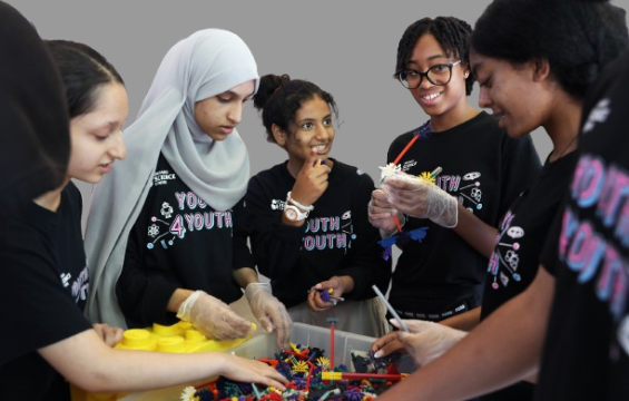 Un groupe de jeunes filles jouant avec des briques Lego.