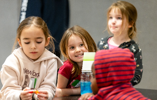[Four kids performing chemistry experiments.][Quatre enfants réalisent des expériences de chimie.]