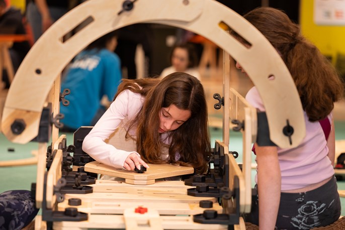 [Two girls play with rigamajig.][Deux filles jouent avec un rigamajig.]