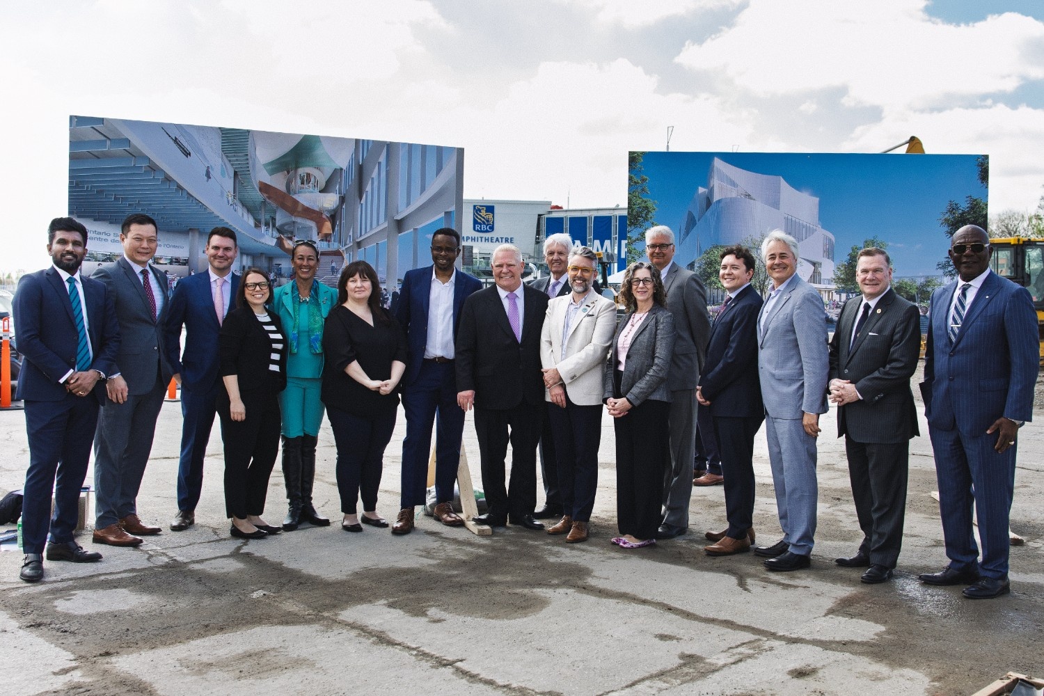 Photo des ministres et des membres du conseil d'administration du Centre des sciences de l'Ontario lors de la cérémonie d'inauguration.