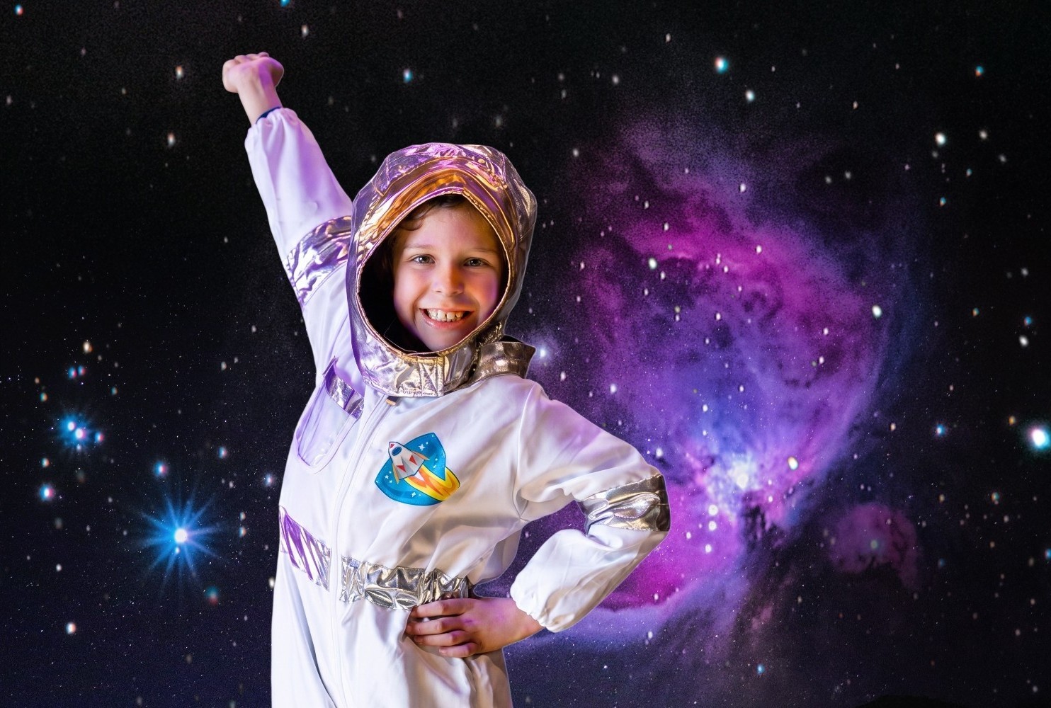 Un enfant en combinaison spatiale mime le vol.