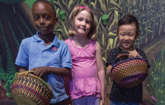 Trois enfants dans le module du jardin d'ActivIdée.