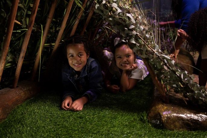 2 enfants sous un abri