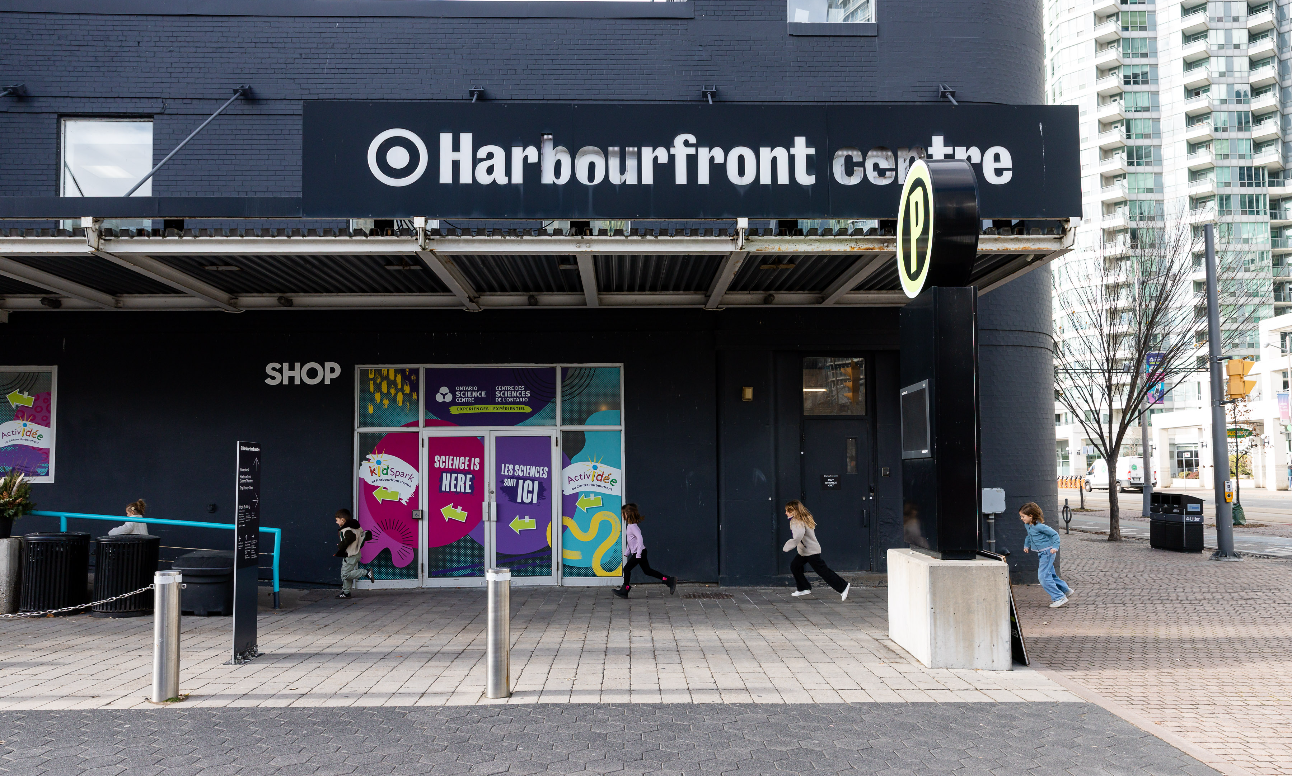 Des enfants traversent en courant l'entrée du Harbourfront Centre.