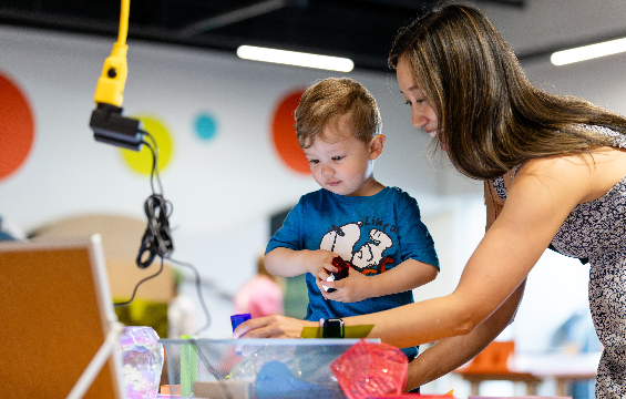 Un garçon et sa mère jouent à l'Innovation Station.