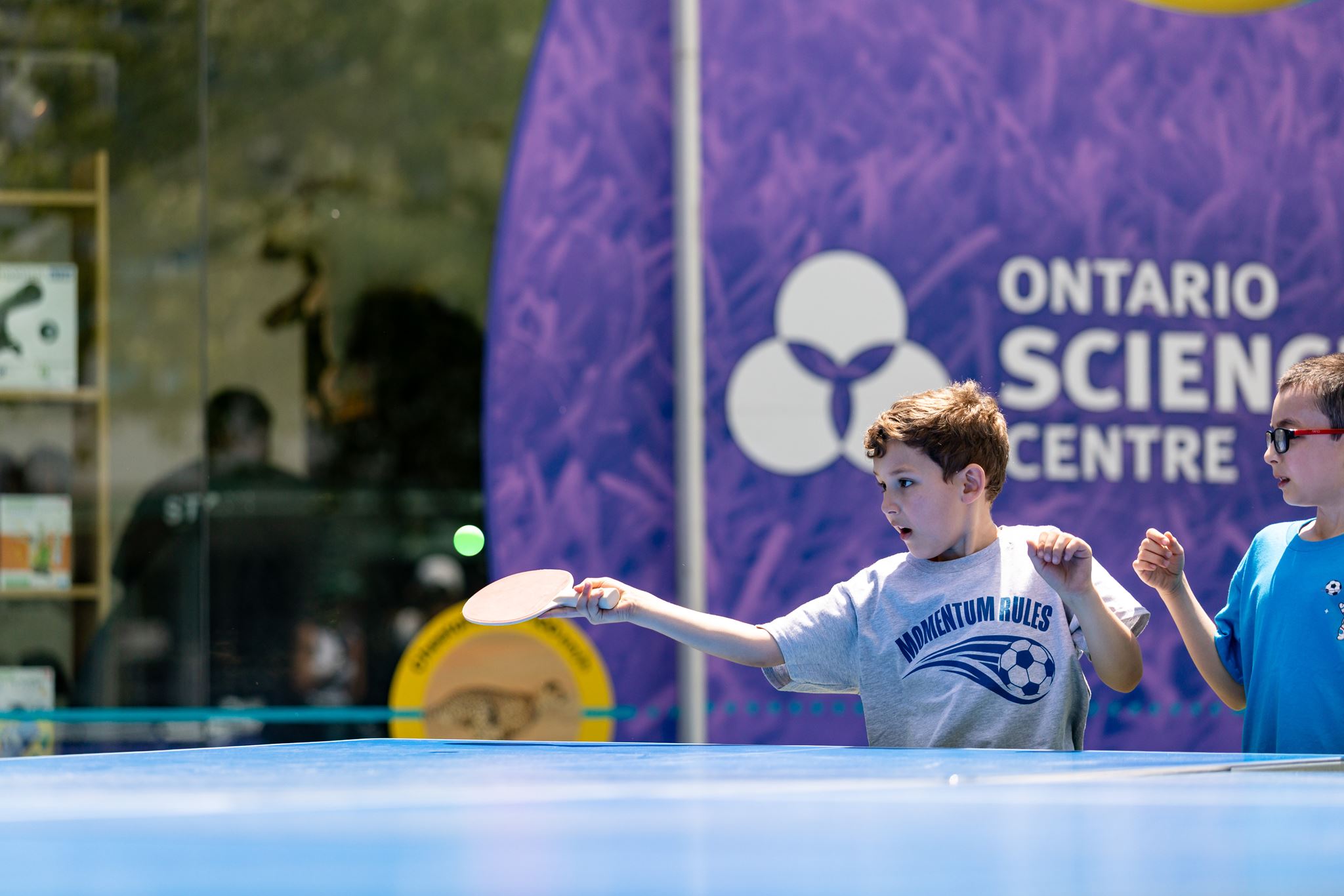 [Two boys playing ping pong.][Deux garçons jouent au ping-pong.]