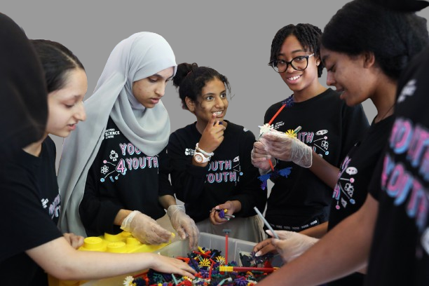 Un groupe de jeunes filles jouant avec des briques Lego.