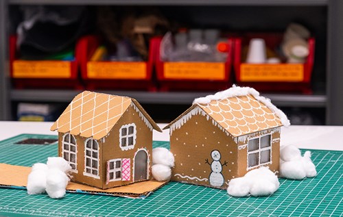 [Two gingerboard houses.][Deux maisons en carton d’épice.]