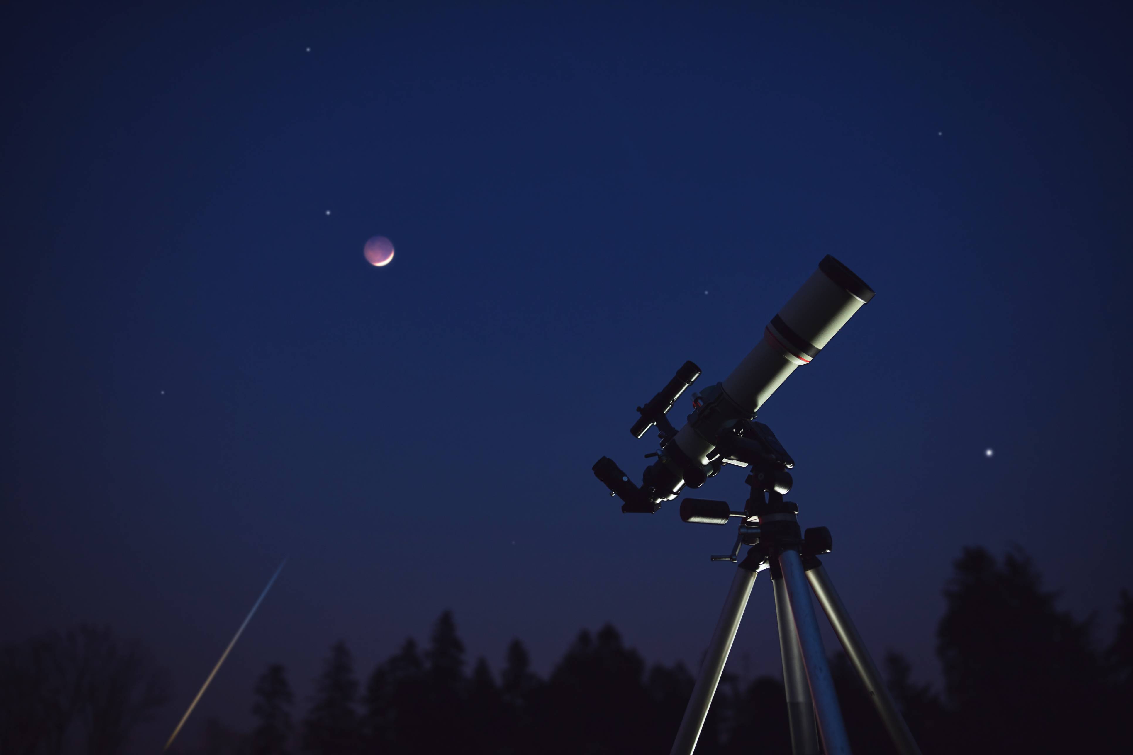 Un télescope pointé vers le ciel de nuit