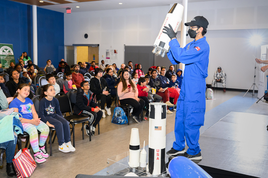 Un chercheur spatial enseigne aux enfants les vaisseaux spatiaux.