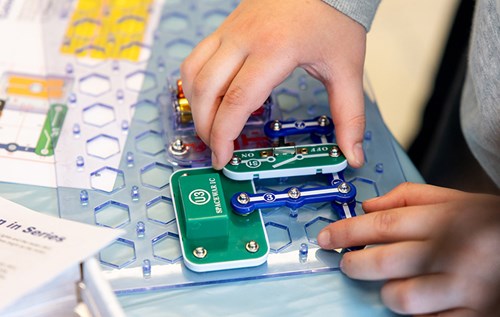 [Circuit board.][Carte de circuit.]