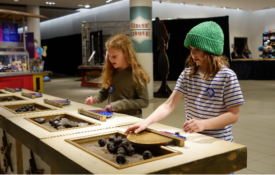 Deux filles jouent avec un module d'exposition du Cirque à CF Sherway Gardens.